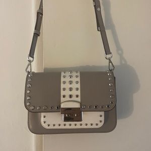 Adorable Micheal Kors purse in great condition! Only worn like once or twice.